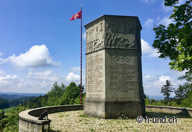 Lilly al monumento Lueg